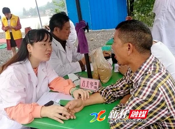 肖医师义诊把脉现场