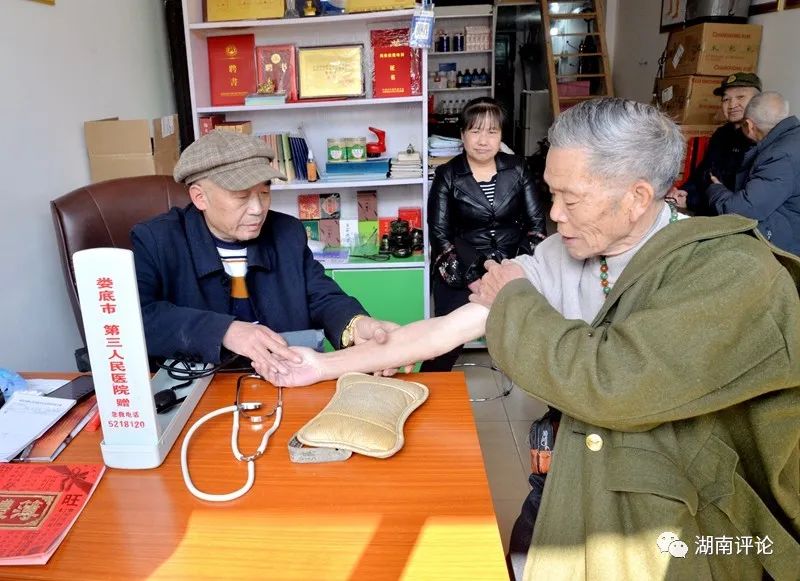 曾介眉坐诊现场