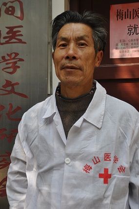 新化县上梅镇新田村民间医生杨青春 治疗骨伤传佳音.JPG