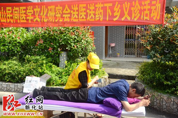 为患者腰椎按摩现场
