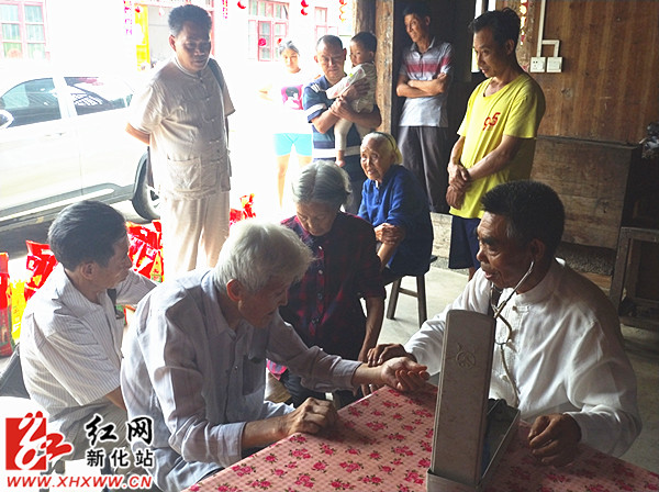 梅山民间医学会深入奉家送医上门 慰问长寿老人