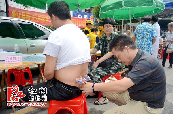 刘建树医师为患者现场拔罐治疗