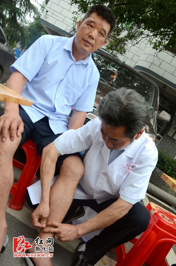 医学会李国彬会长为患者扎银针