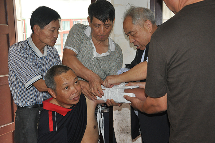 梅山水师卿同喜为医院手术接骨失误患者断臂接骨1.jpg